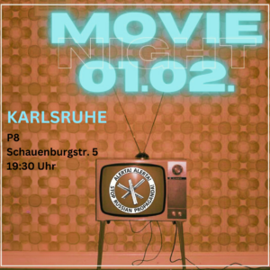 Im Hintergrund desBildes sehen wir eine gekachelte braune Tapete. In der Bildmitte unten steht ein altes Fernsehgerät mit zwei Antennen. Auf dem Bild ist Movie night, 01.02., Karlsruhe, P8, Schauenburgstr. 5, 19:30 Uhr zu lesen.